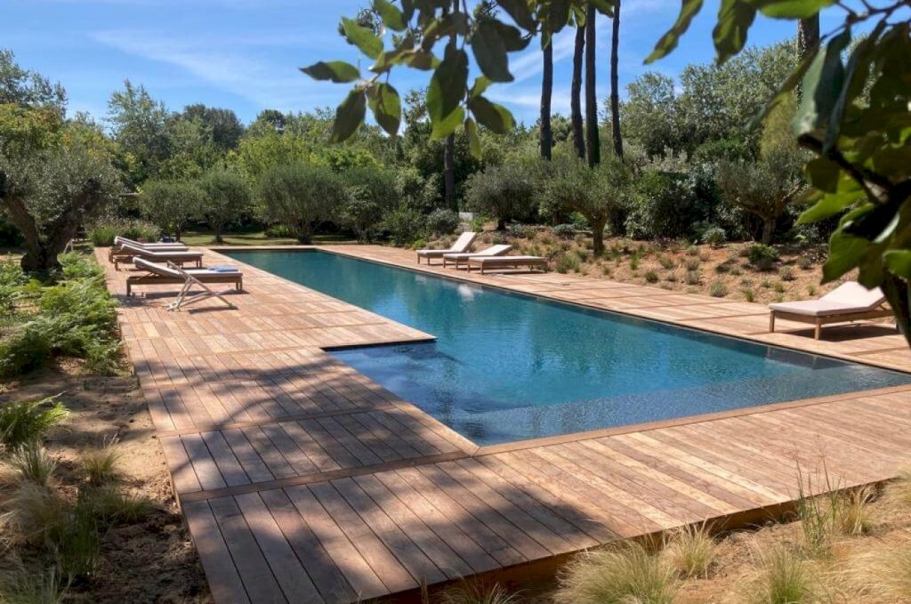 Terrasse en bois exotique autour d'une piscine