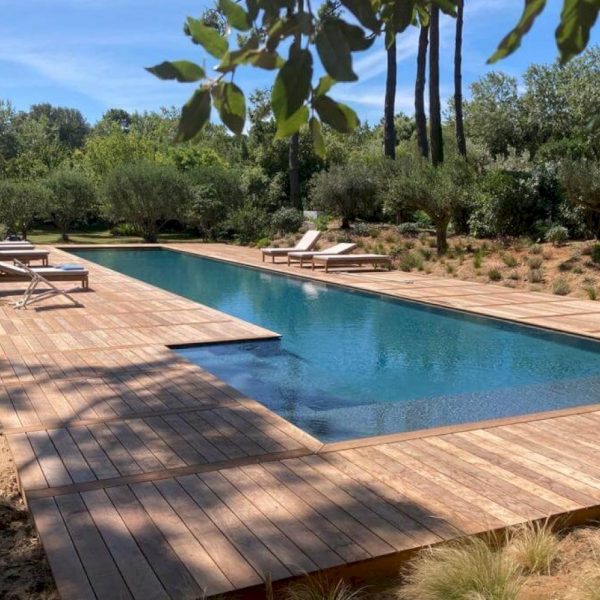 Terrasse en bois exotique autour d'une piscine